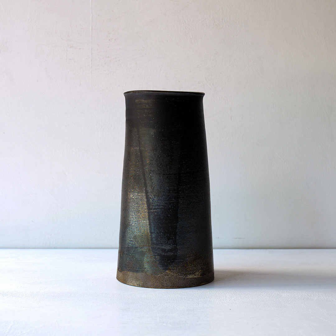 ●25-YT10 Black Karatsu Vase