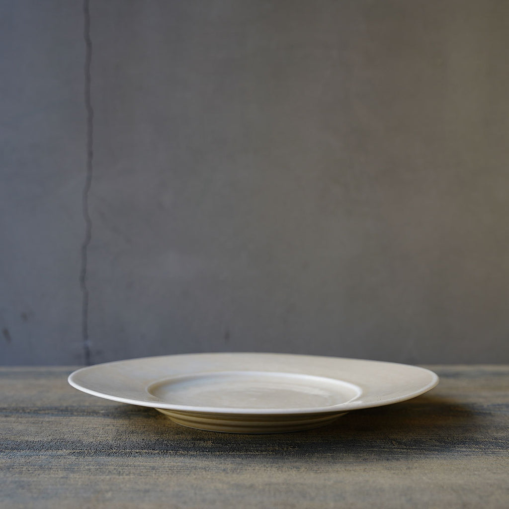 米色青磁ラージリムプレート22cm – 雨晴/AMAHARE