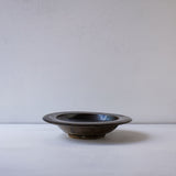 ●25-YT127 黒唐津 縁反皿 B