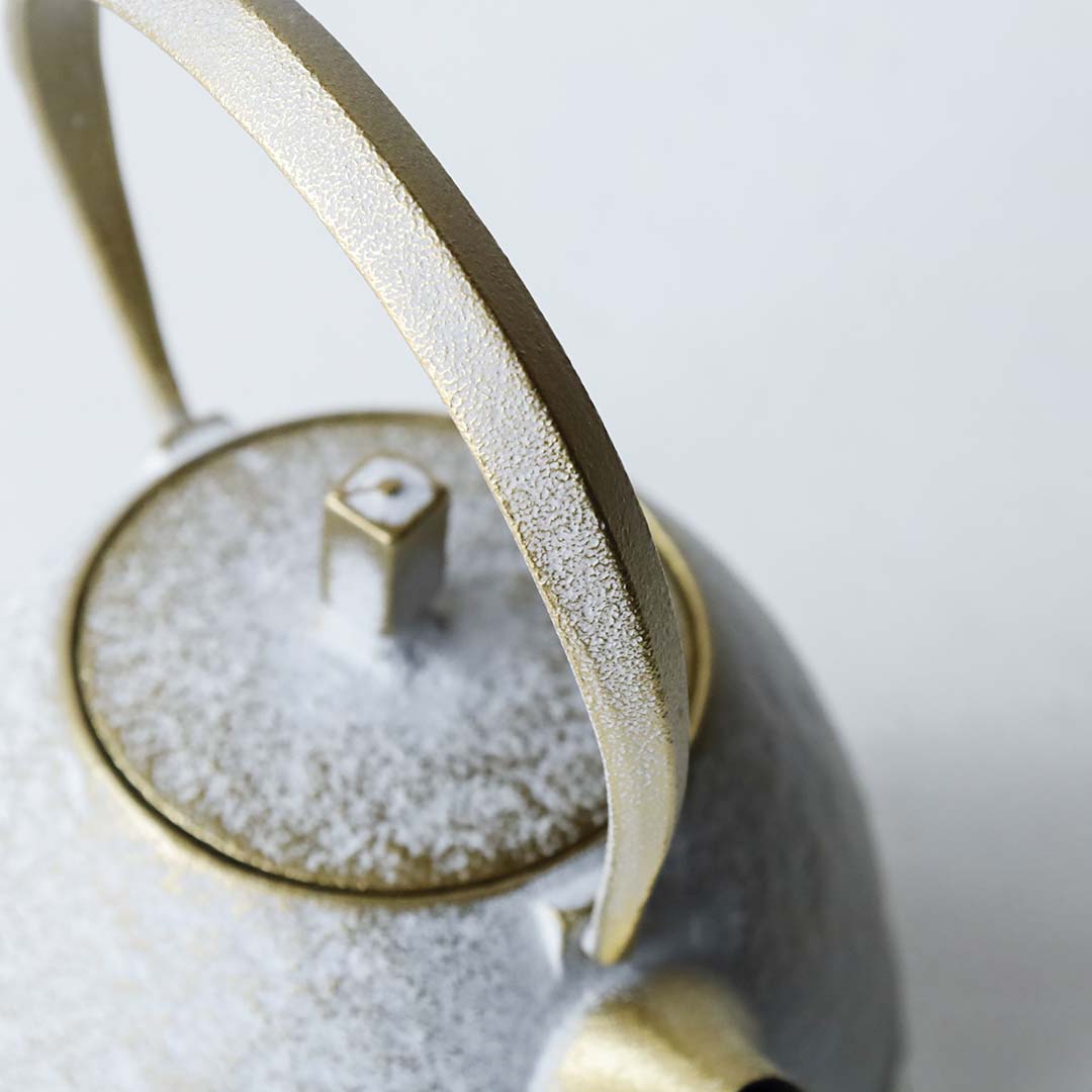 空間鋳造 鉄急須 Egg 小 白金色 縞細工鉉(桐箱入り)