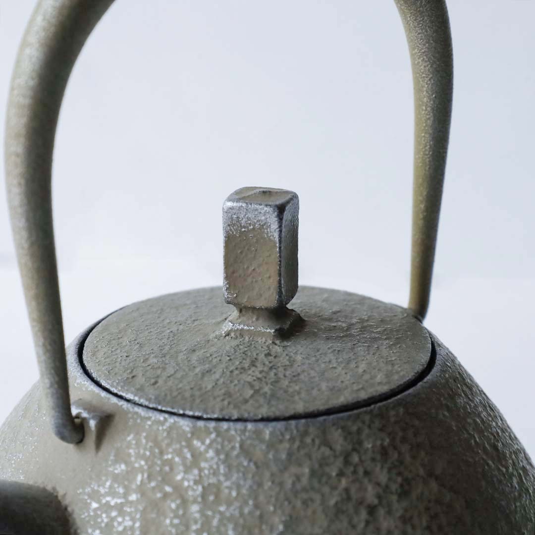 空間鋳造 鉄急須 Egg 中 Greige 鉄蓋+木蓋(イタヤカエデ)