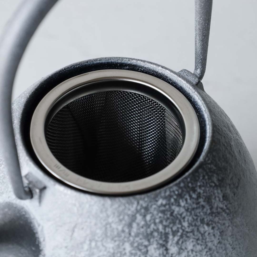 空間鋳造 鉄急須 Egg 小 Snow 鉄蓋+木蓋(イタヤカエデ)