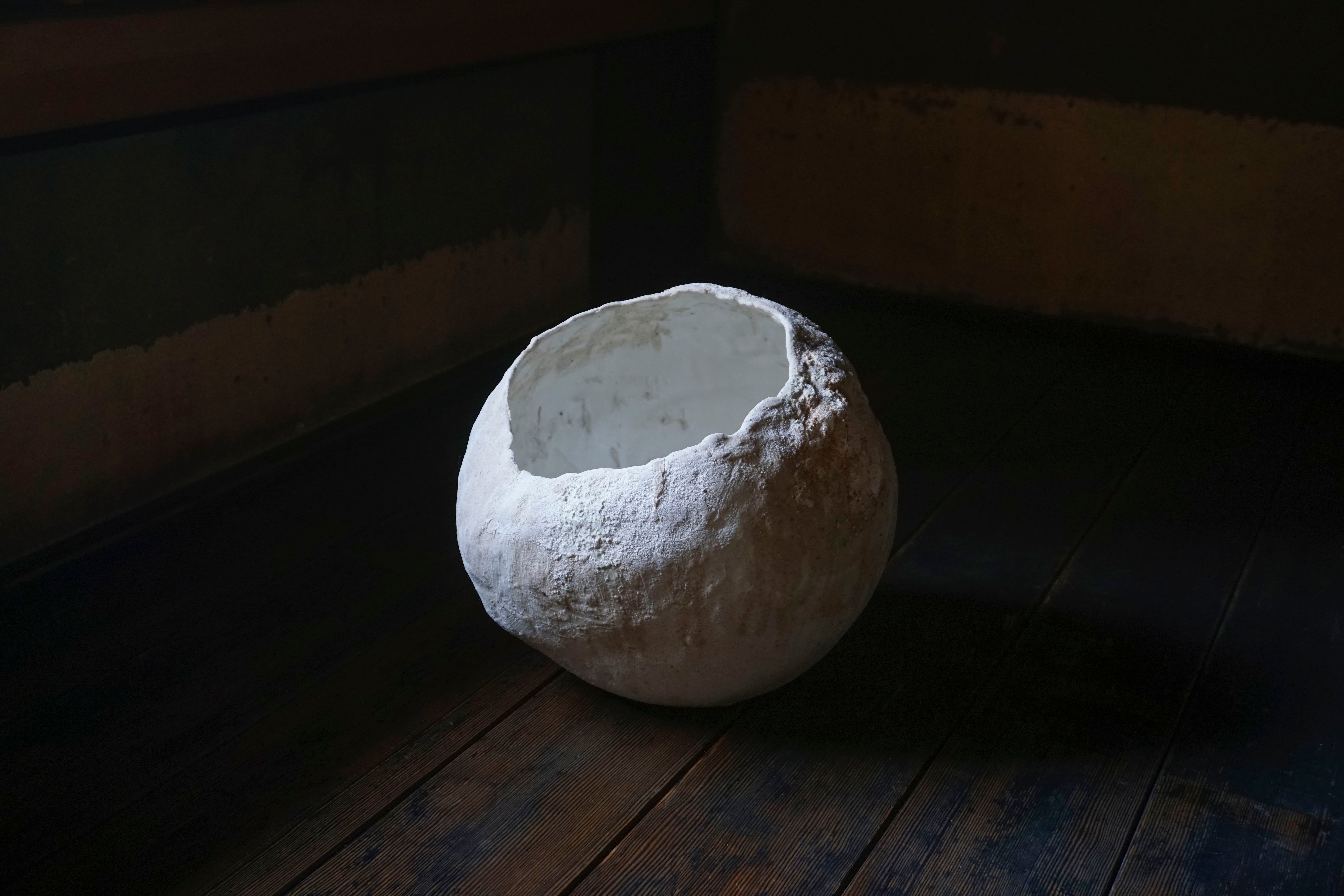 ●26-YI-41 Leaning Vase