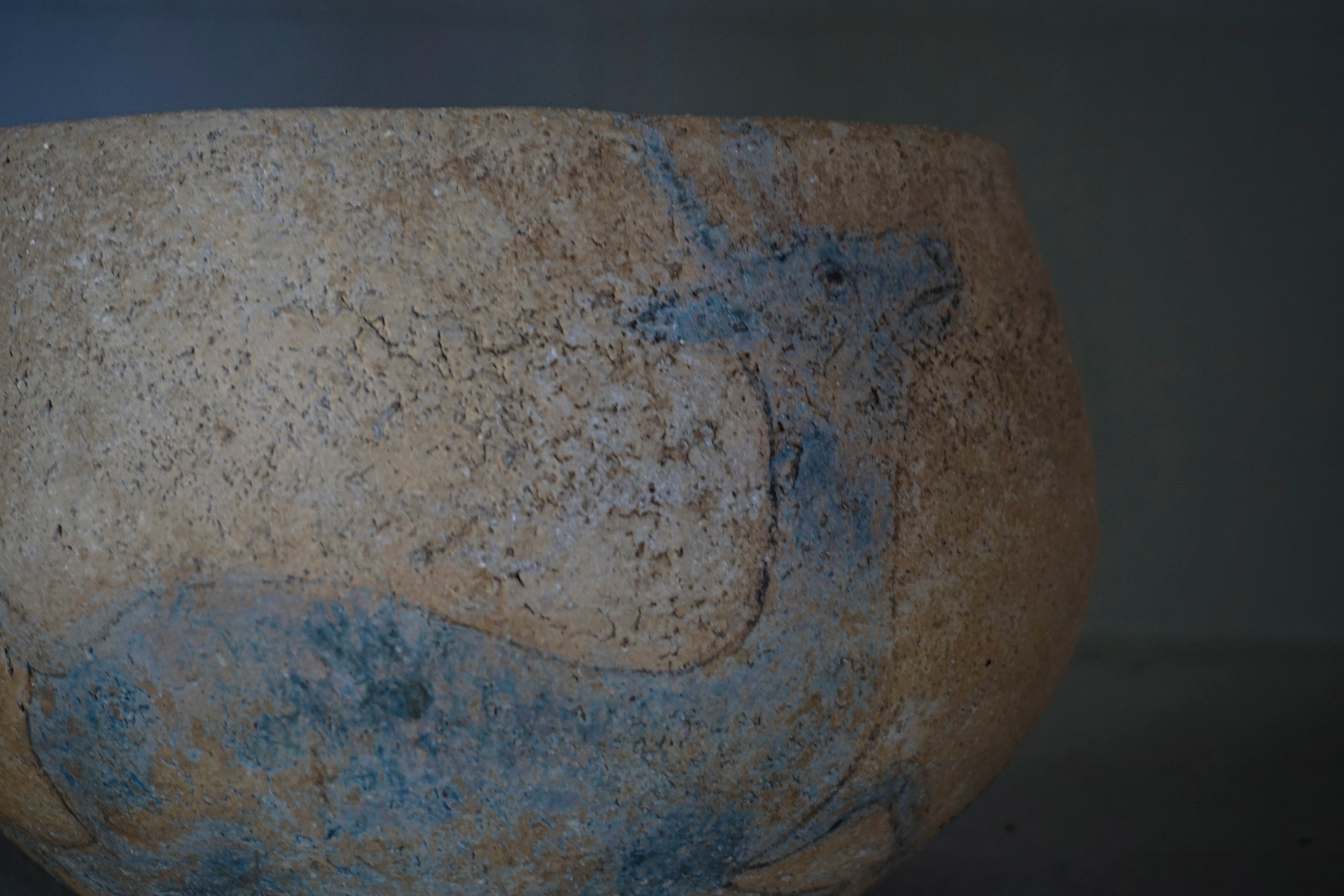 ●25-IM60 灰陶加彩壺(鹿文)