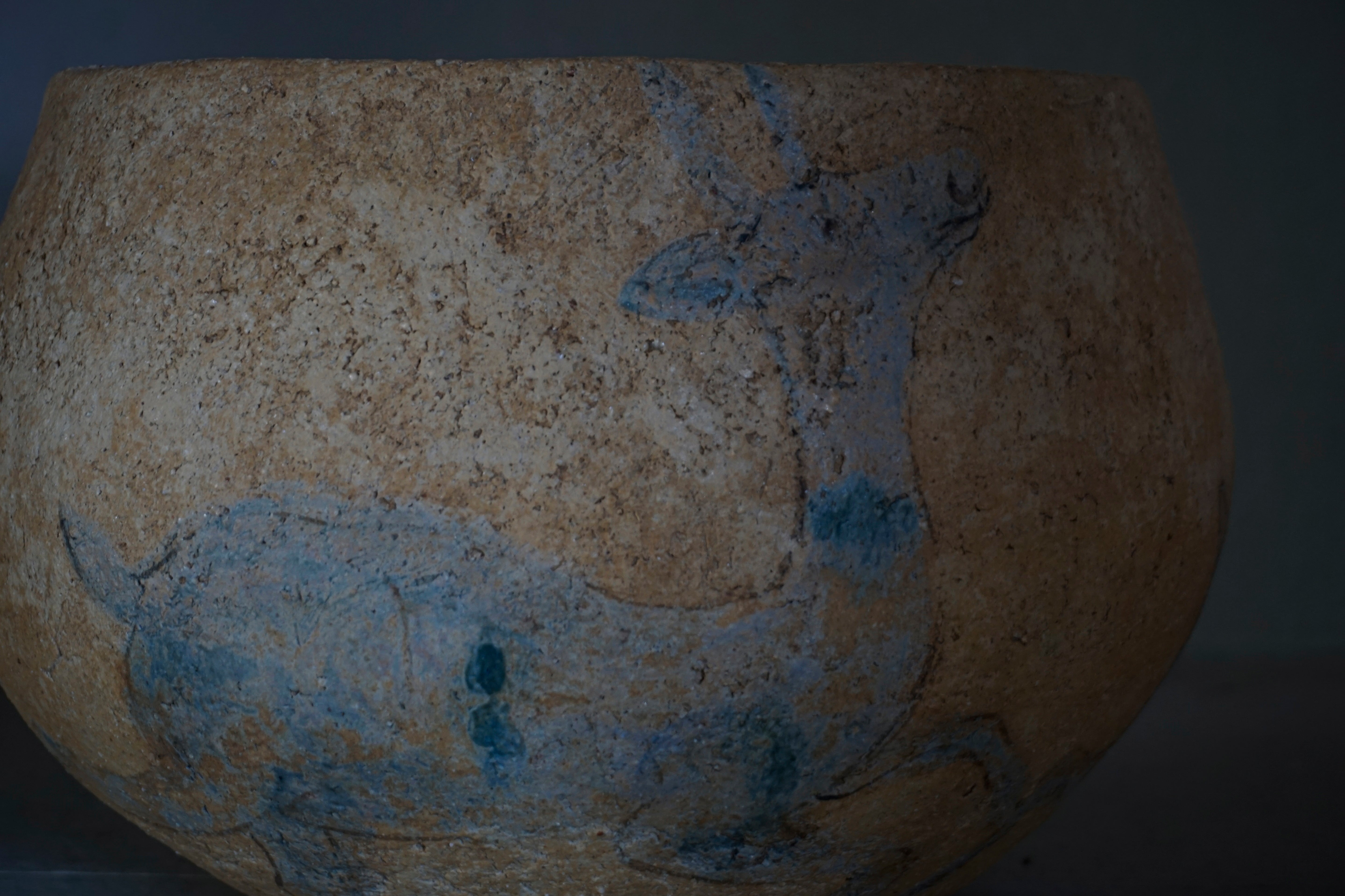 ●25-IM60 灰陶加彩壺(鹿文)