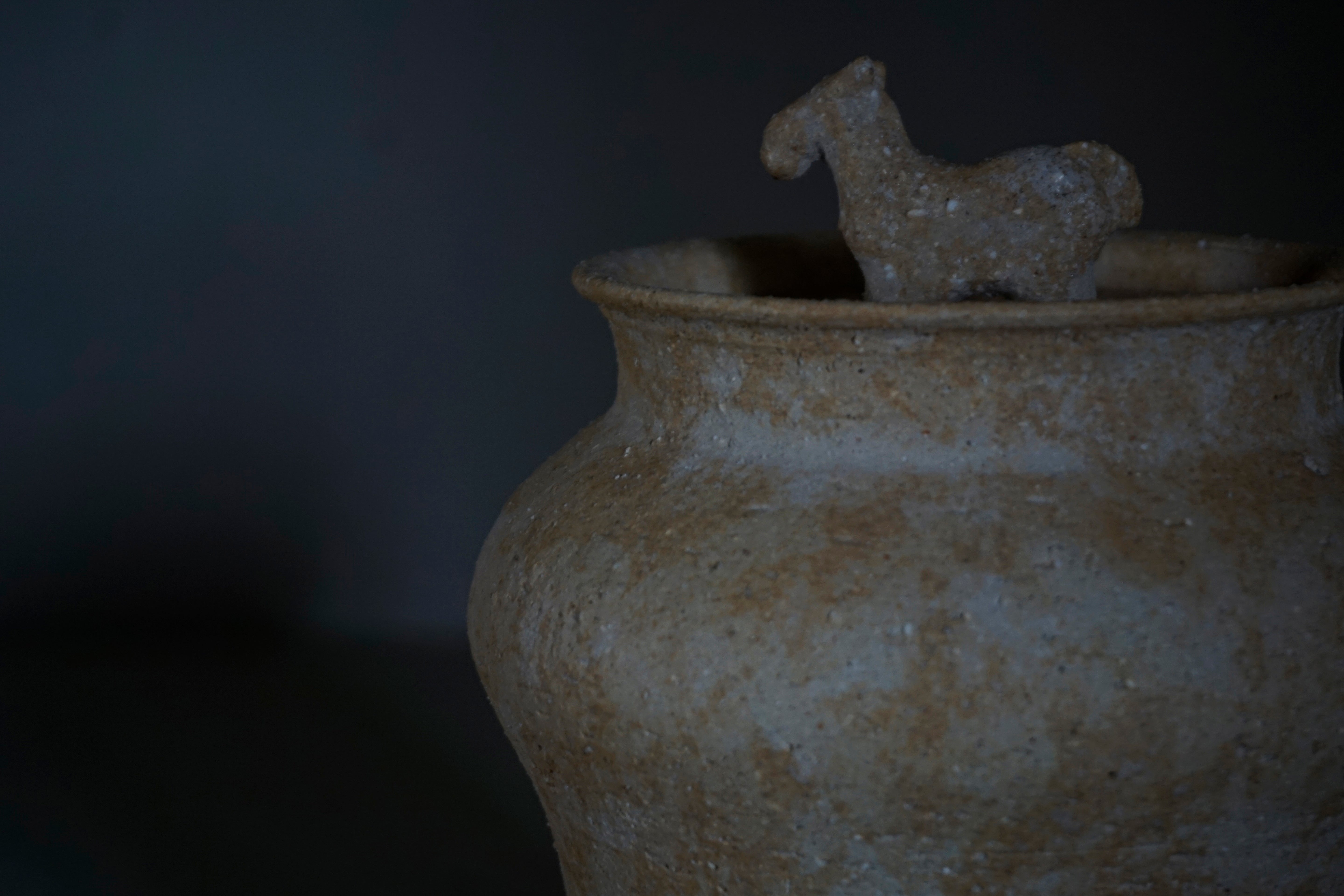 ●25-IM28 Painted Grayware Jar – Horse
