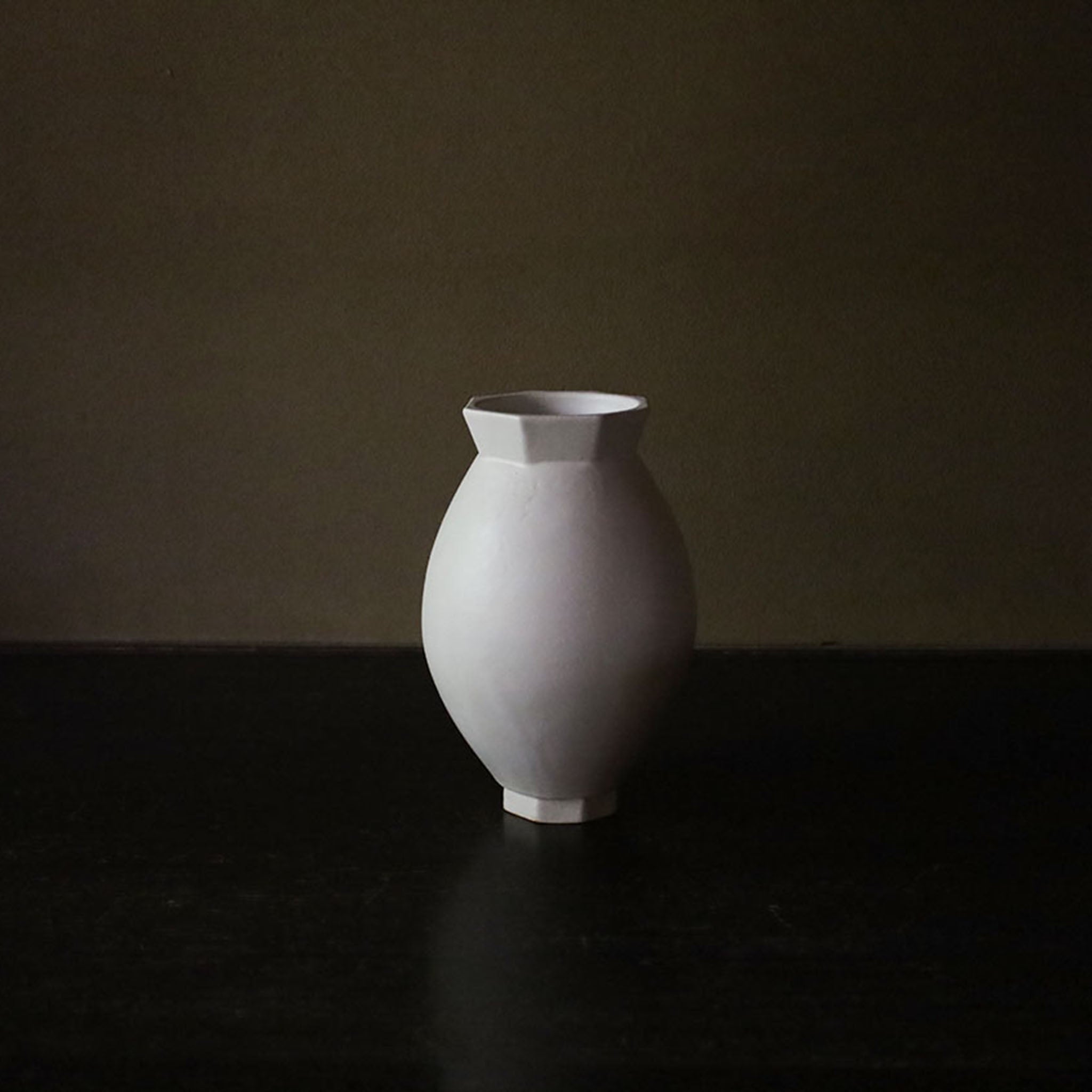 Toubou Makiya White Glazed Octagonal Lantern Vase