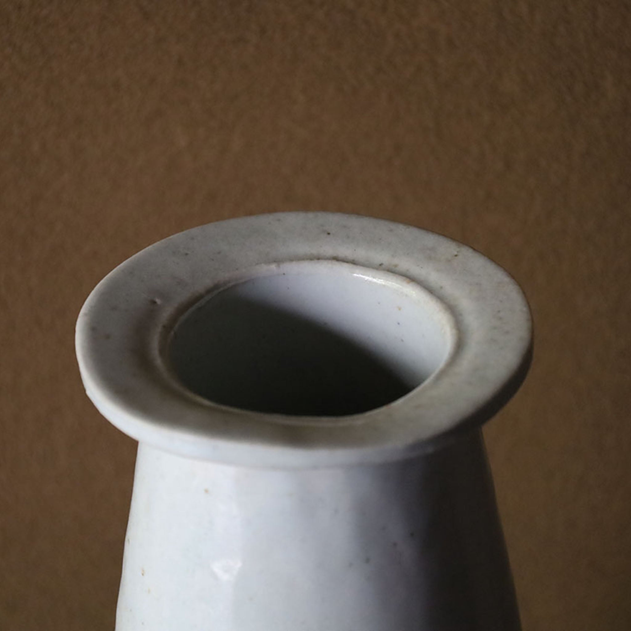 ●22-TO6 Shingo Oka White Porcelain Quiver Vase