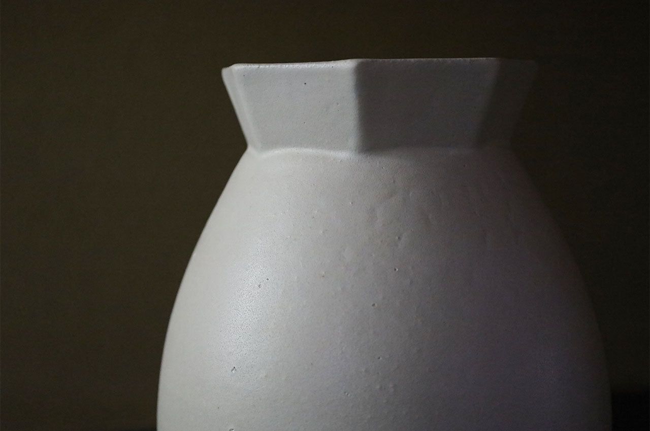 Toubou Makiya White Glazed Octagonal Lantern Vase