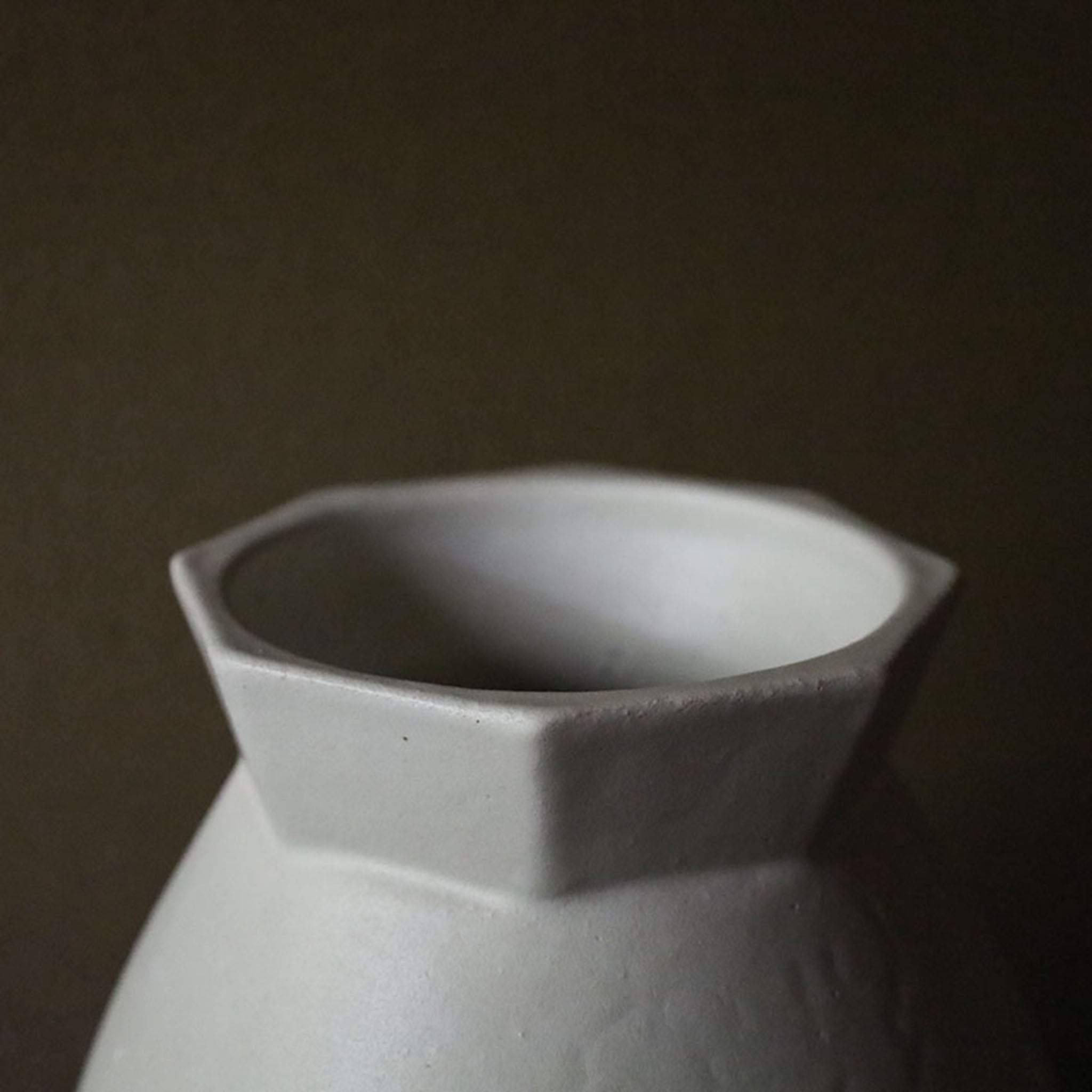 Toubou Makiya White Glazed Octagonal Lantern Vase