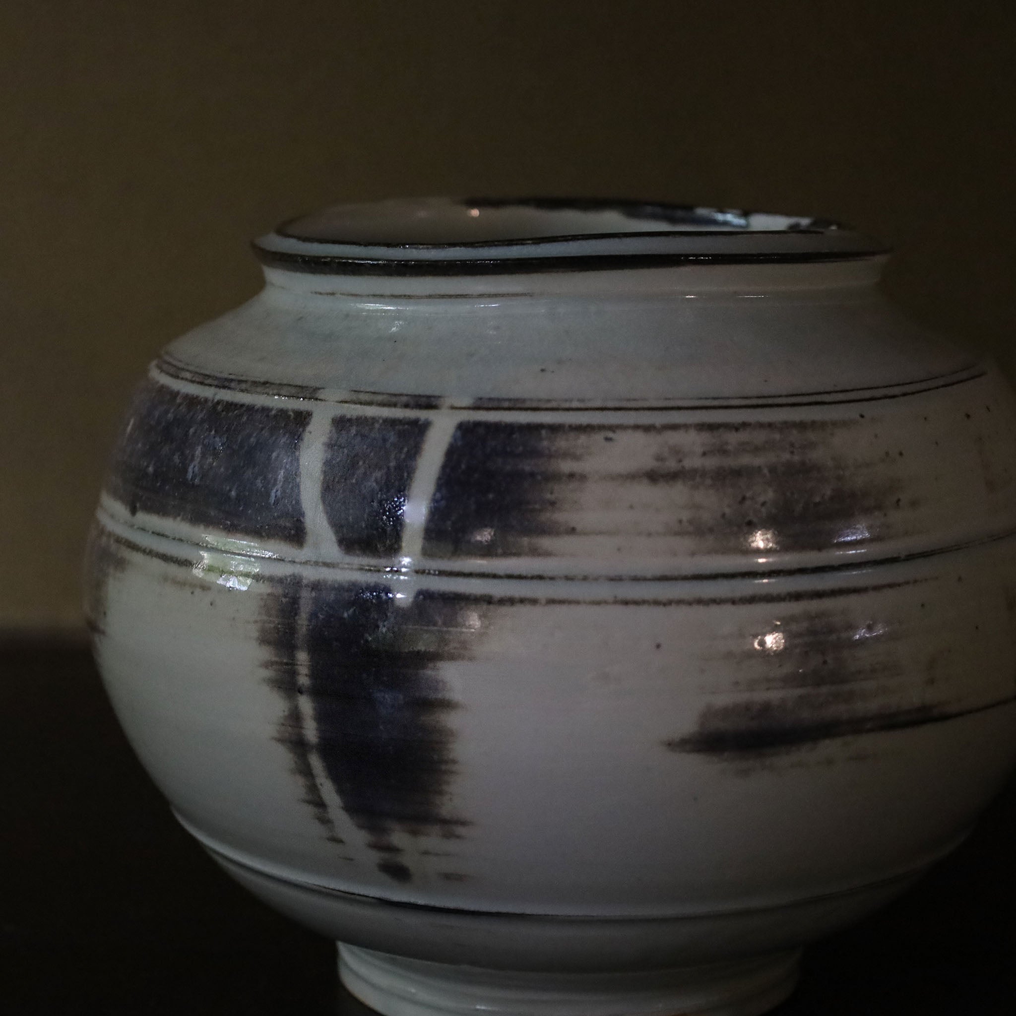 ●24-TO-5 Shingo Oka White Porcelain Vase with Carbonized Line Pattern