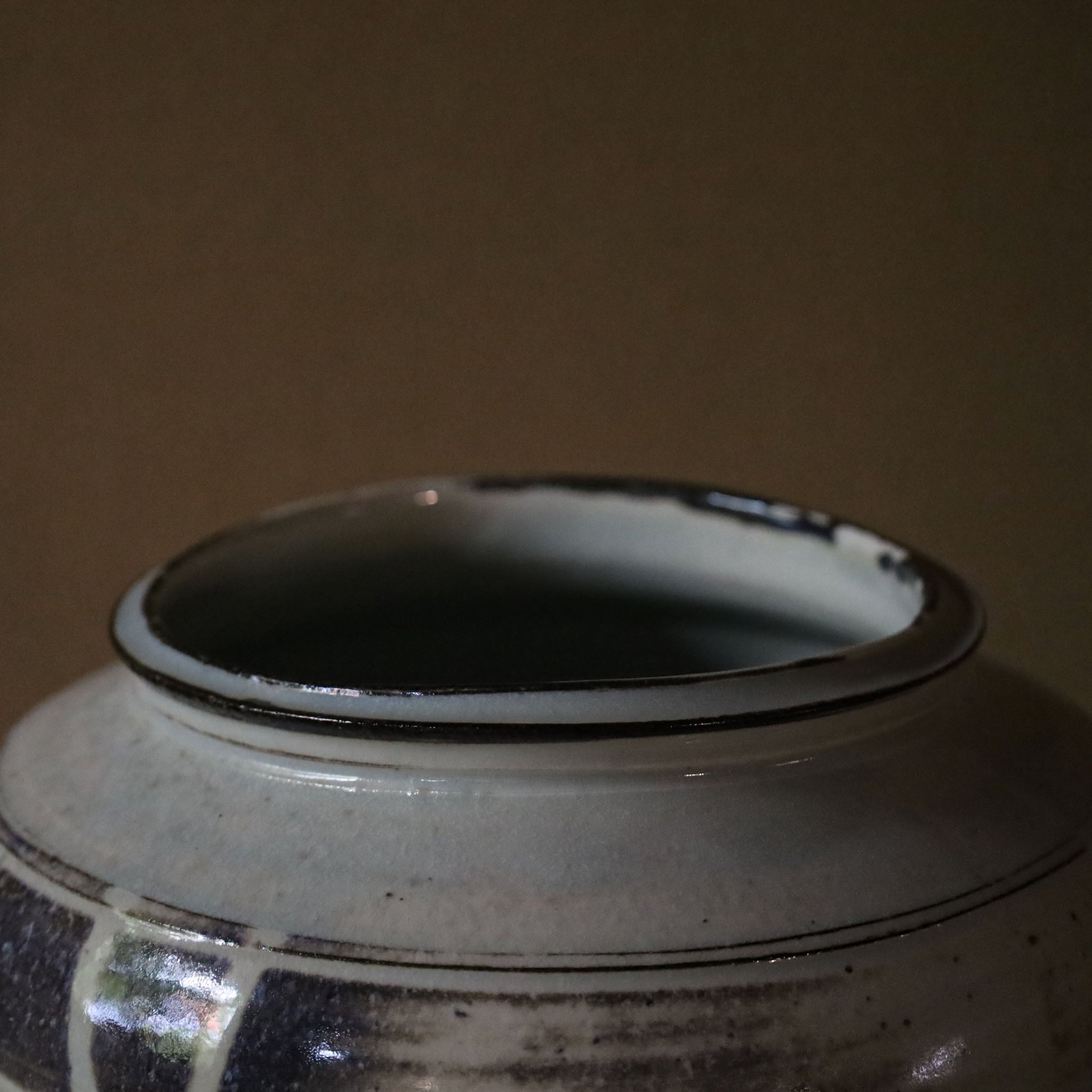 ●24-TO-5 Shingo Oka White Porcelain Vase with Carbonized Line Pattern