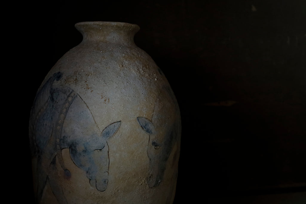 ○25-IM31 灰陶加彩大壺(天馬) – 雨晴/AMAHARE