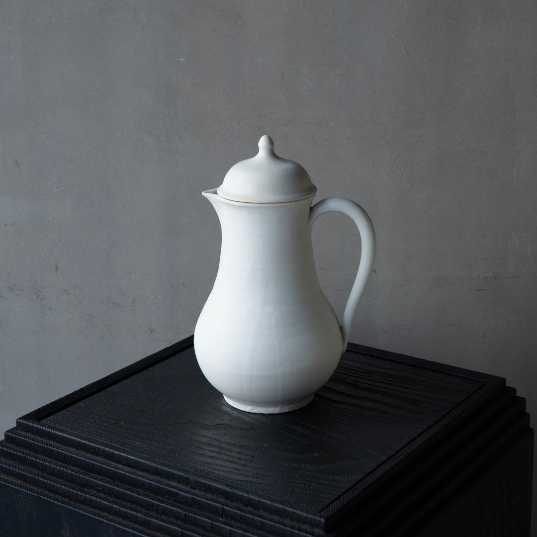 25-10S 境知子 白釉蓋付ピッチャー