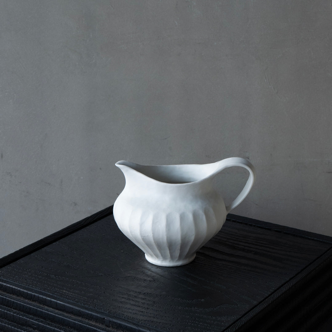 25-10S 境知子 白釉しのぎピッチャー