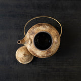 25-10S 境知子 刷毛目 手びねり真ちゅうハンドル土瓶