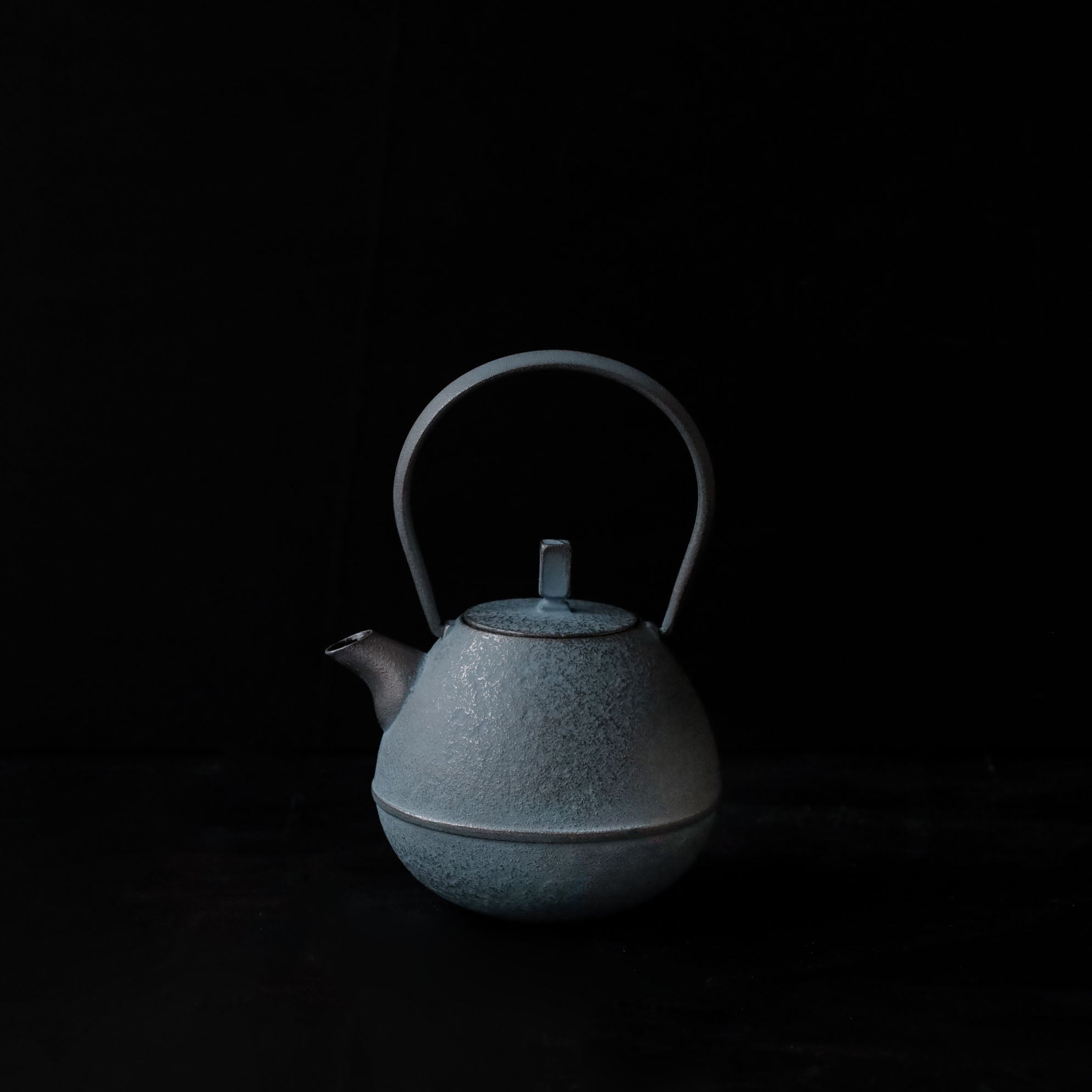 Kukan Chuzo / Egg Cast Iron Teapot M Ice Blue