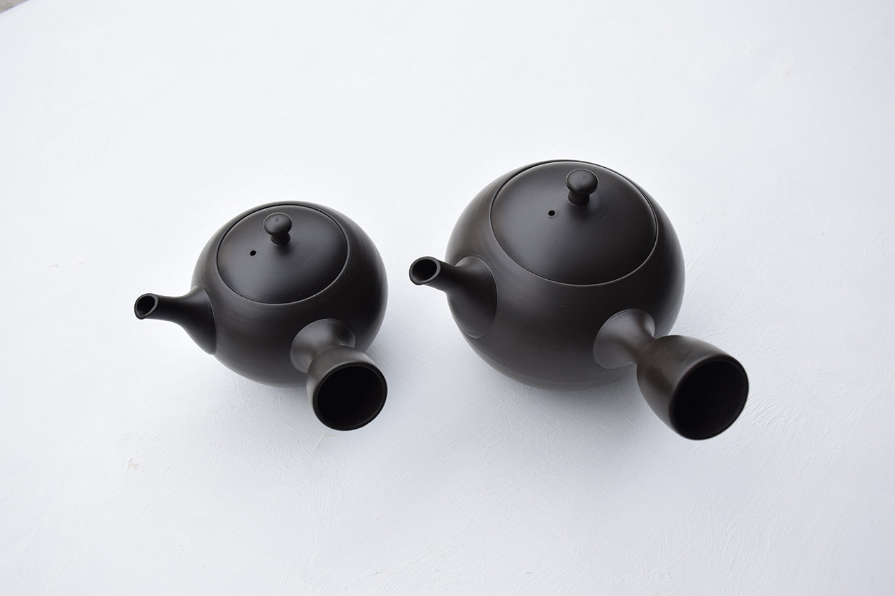 ◆Hokuryu Round Teapot "Shudei Tanka (black)" (Gift Set of 2)