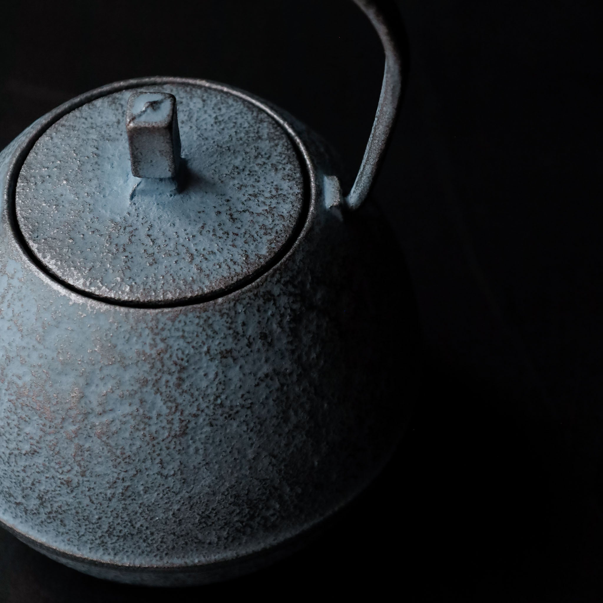 Kukan Chuzo / Egg Cast Iron Teapot S Ice Blue