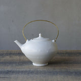 ●22-TS25 白釉 真ちゅうハンドル 土瓶