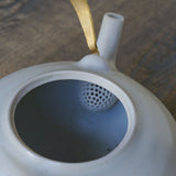 ●22-TS25 白釉 真ちゅうハンドル 土瓶