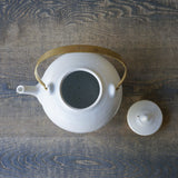 ●22-TS25 白釉 真ちゅうハンドル 土瓶