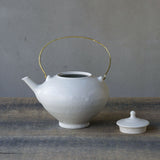 ●22-TS25 白釉 真ちゅうハンドル 土瓶