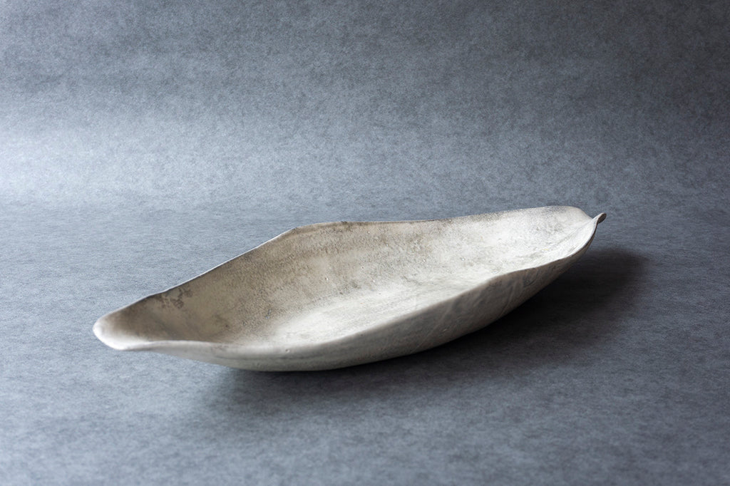 池田優子 カヌー皿 大 銀彩 B – 雨晴/AMAHARE