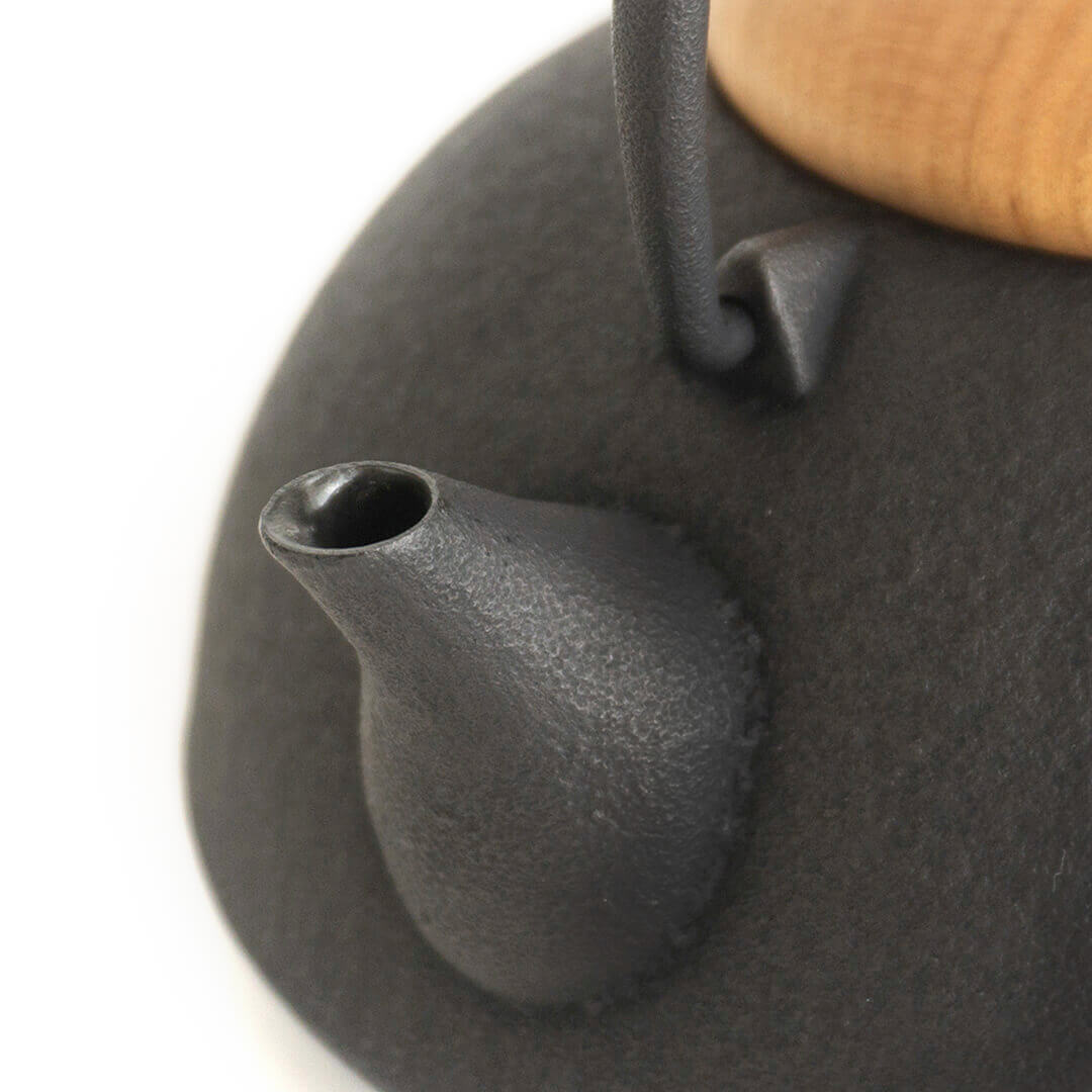 Kukan Chuzo / Nanbu Cast Iron Teapot Black wooden lid