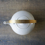 ●22-TS25 白釉 真ちゅうハンドル 土瓶