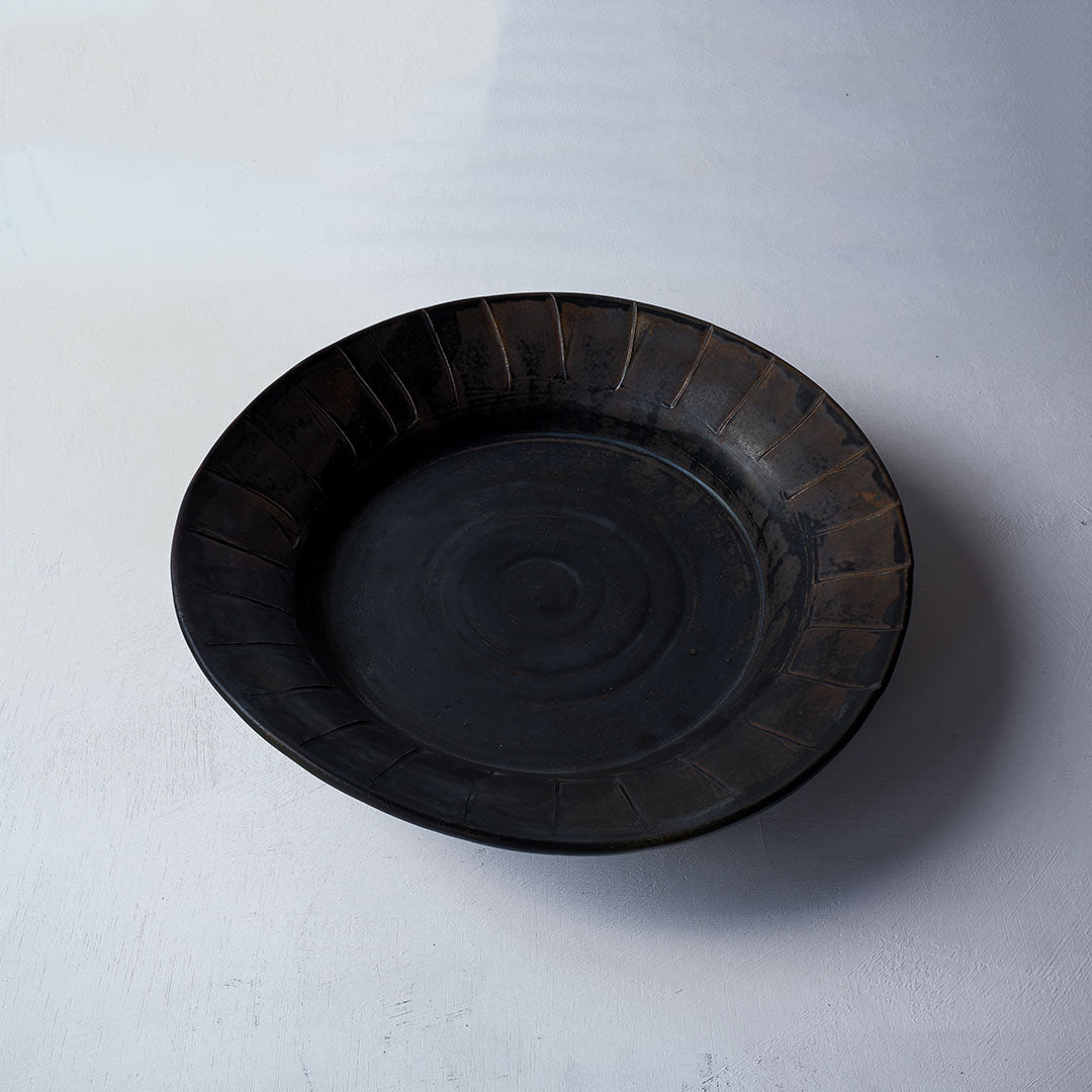 ●25-YT131 Yohen Black Karatsu Plate