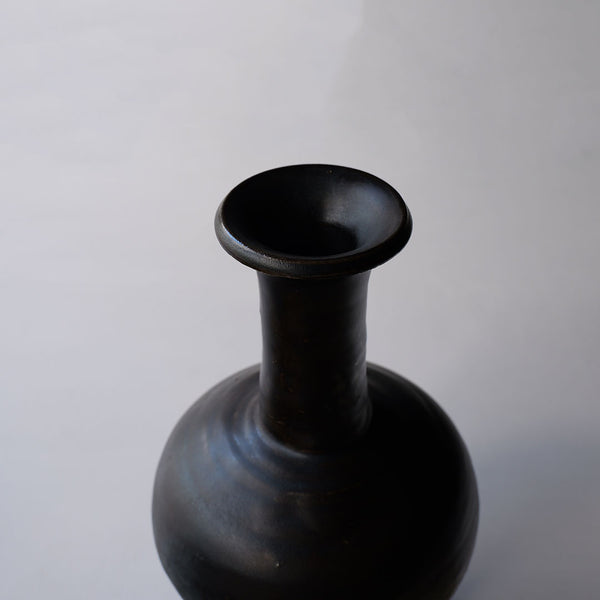 ●25-YT137 Black Karatsu Vase