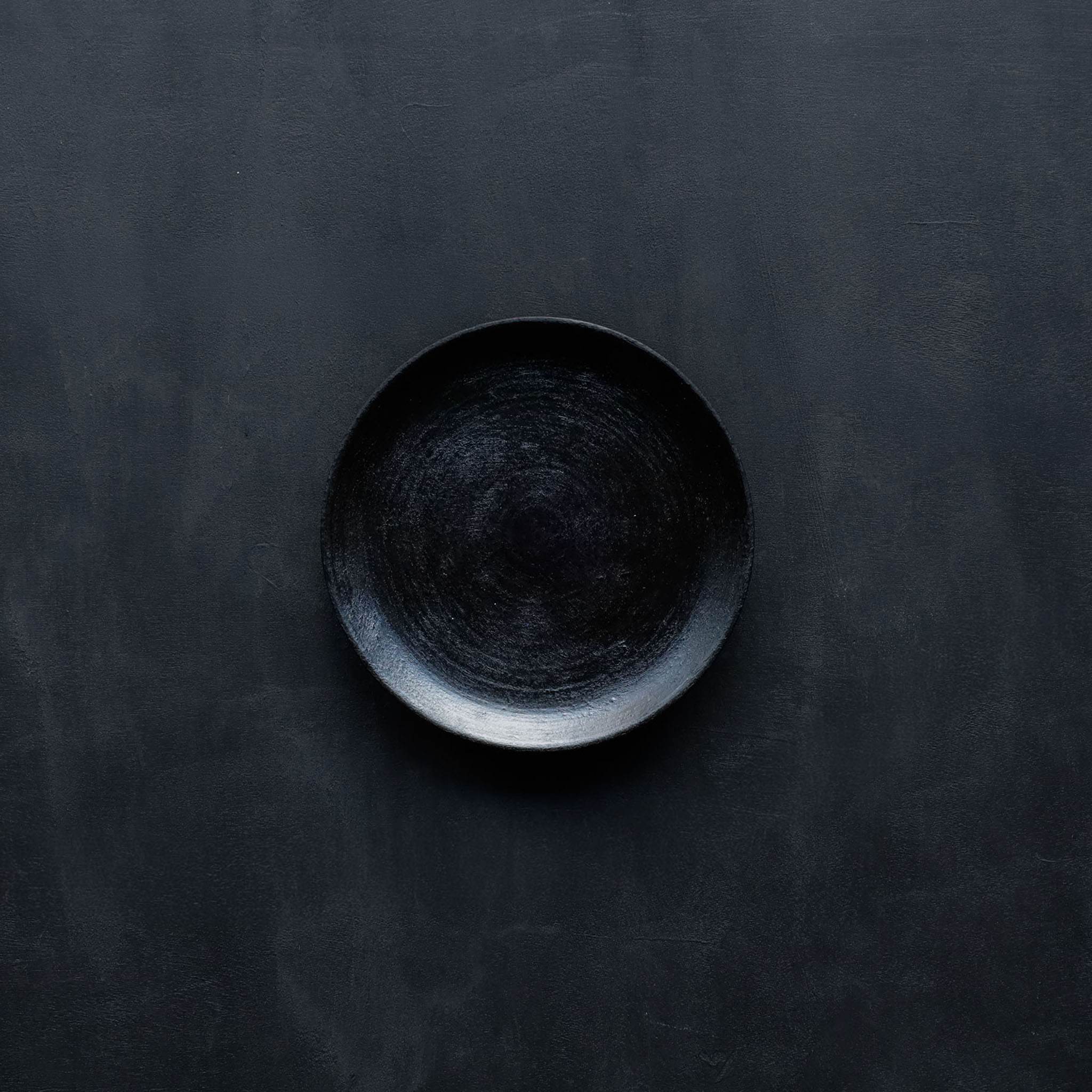 26-AS-52  Hikime-zara (Lathe-turned Grain Medium Plate) – Black