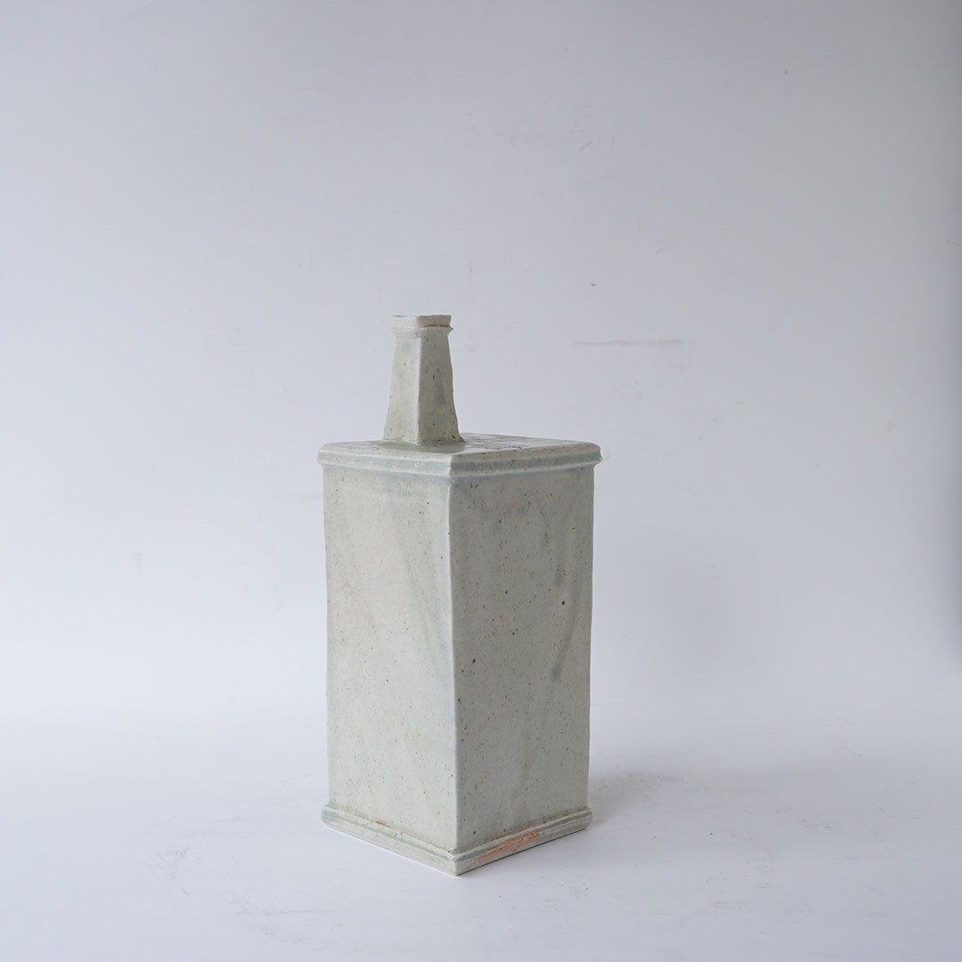 23-2 Shingo Oka White Square Tube Vase with Wooden Box