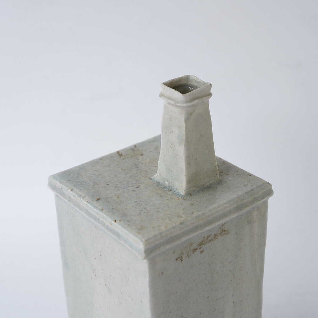 23-2 Shingo Oka White Square Tube Vase with Wooden Box