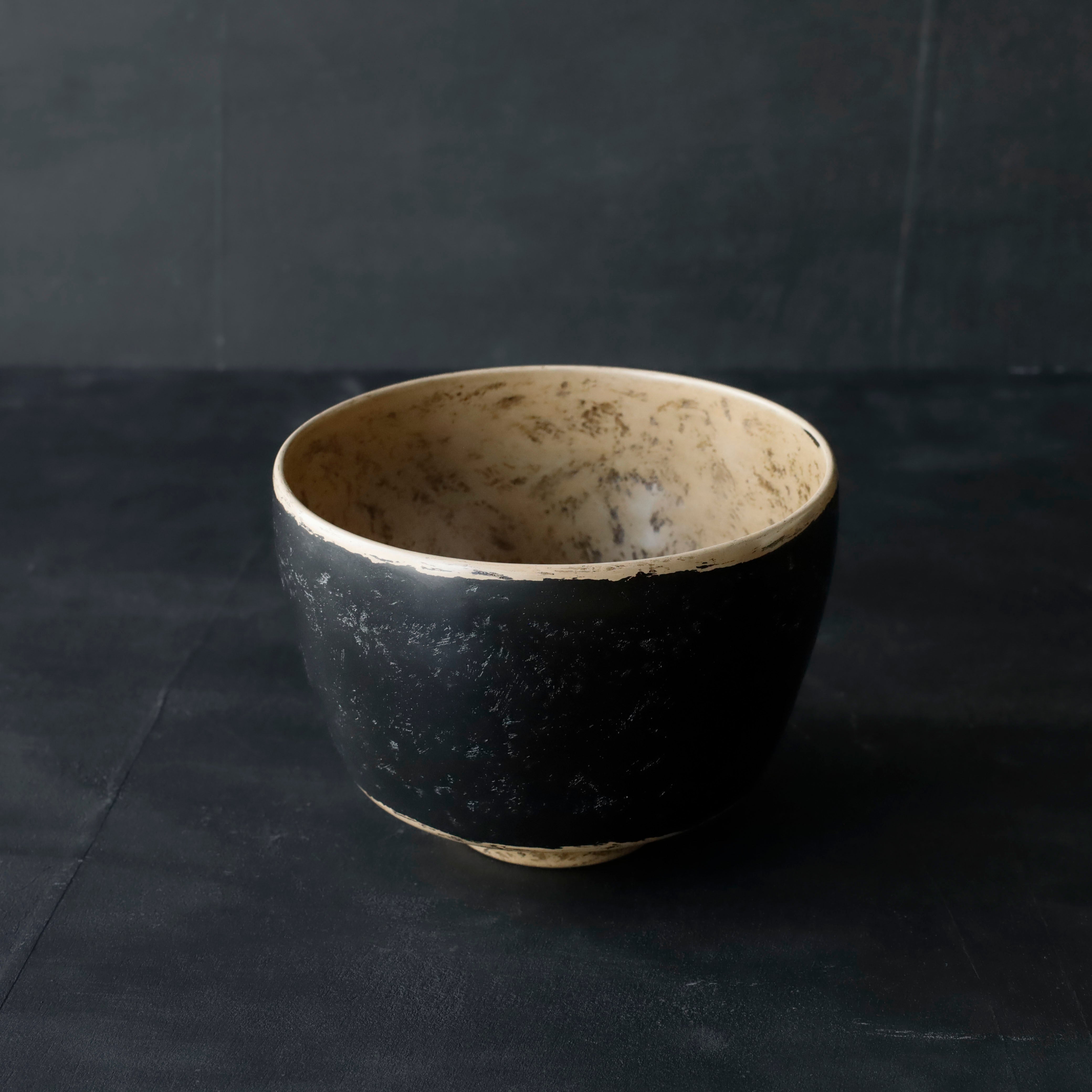 26-AS-10  Tsutsugata-wan (Cylindrical Large Bowl) – White Interior