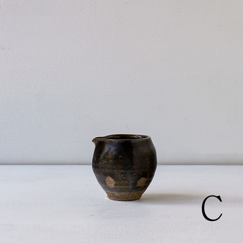 ●25-YT32 Black Karatsu Small Katakuchi