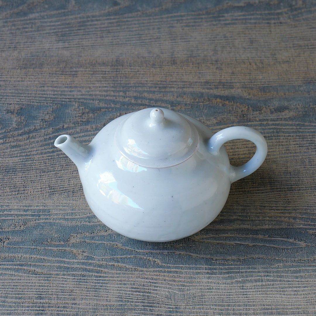 ●24-TS 37 Tomoko Sakai - White Porcelain Pot with Ushirode Handle A