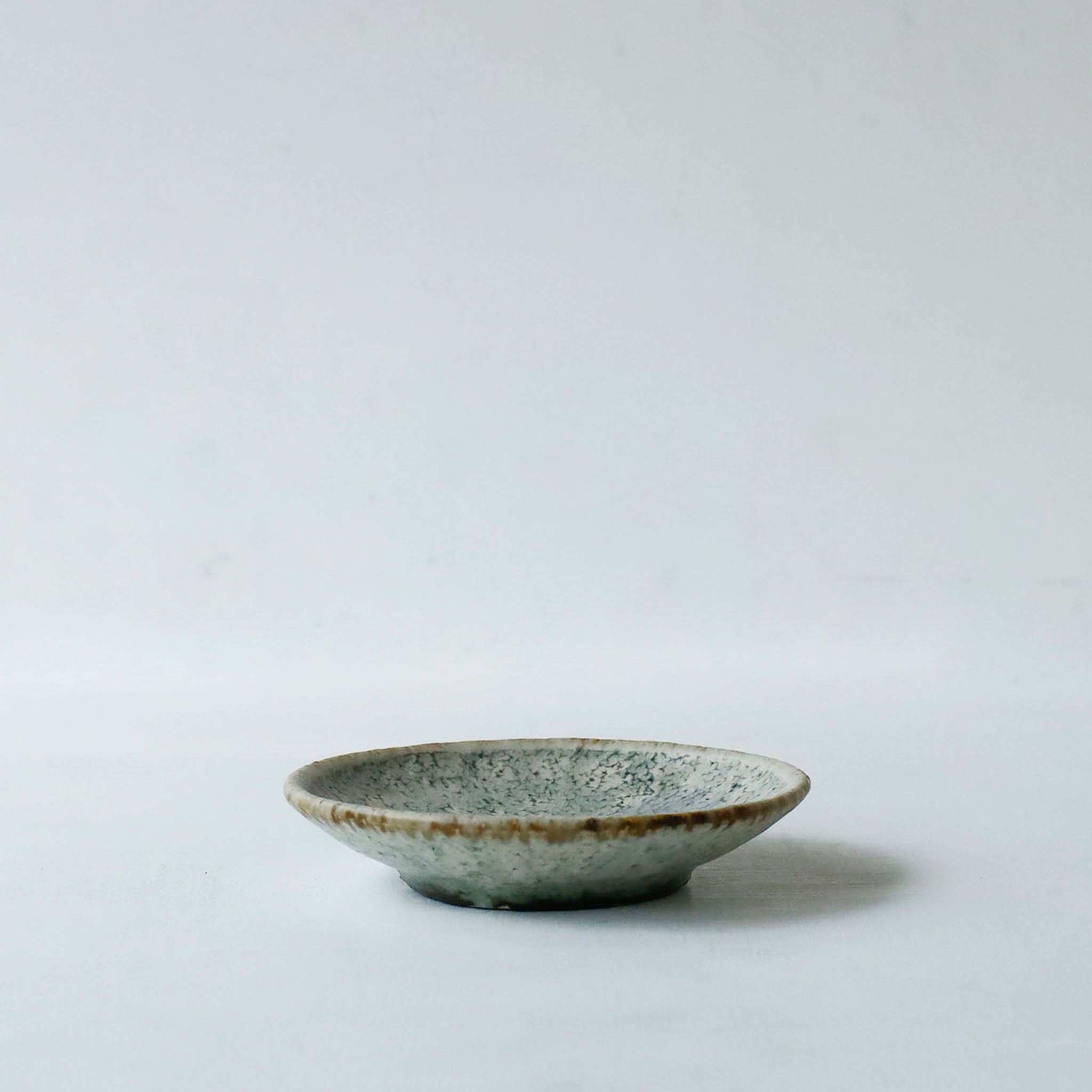 ○26-NT-39 灰粉引 豆皿 (φ100)
