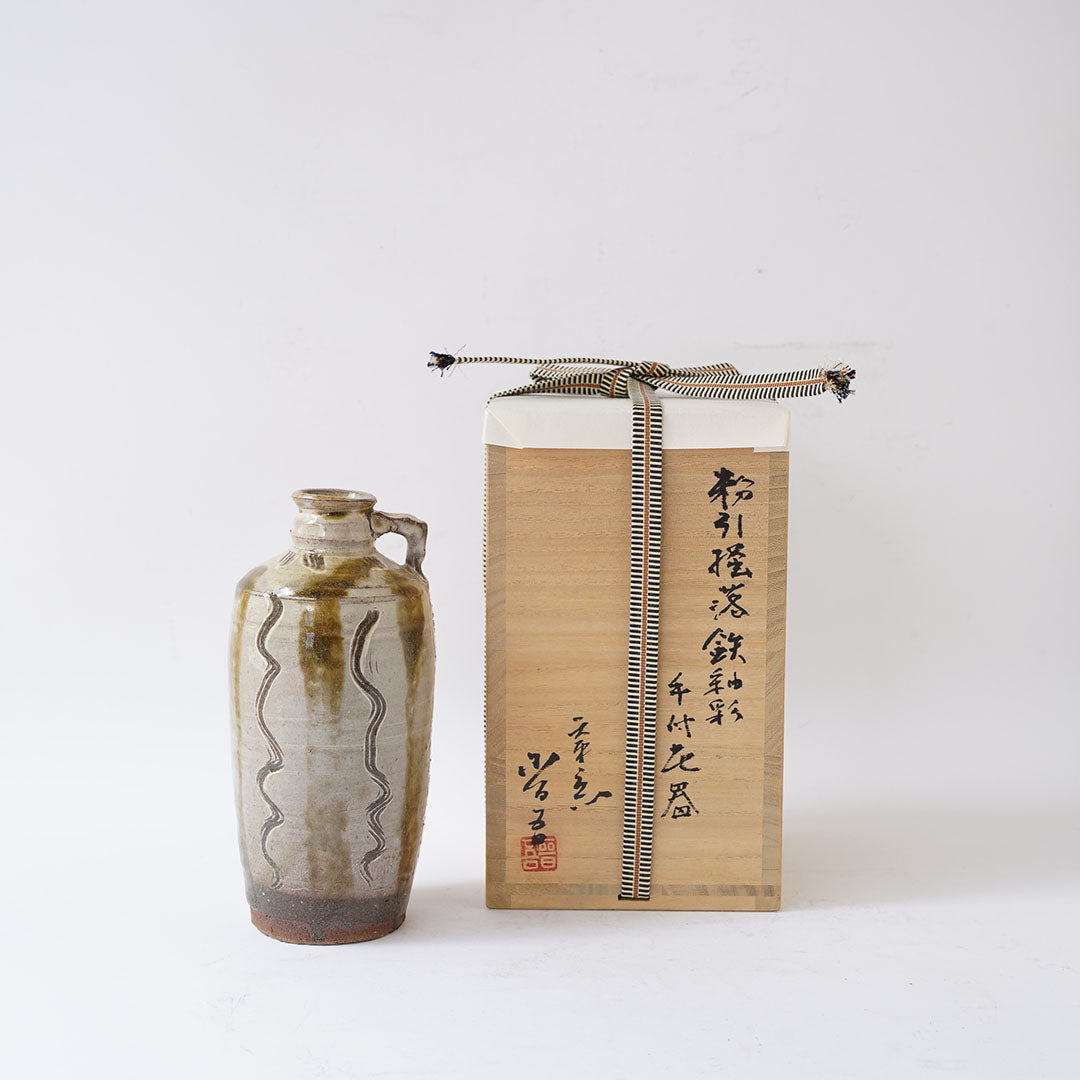 23-4 Shingo Oka Handled Vase with White Slip Glaze and Sgraffito Iron Glaze (with Wooden Box)