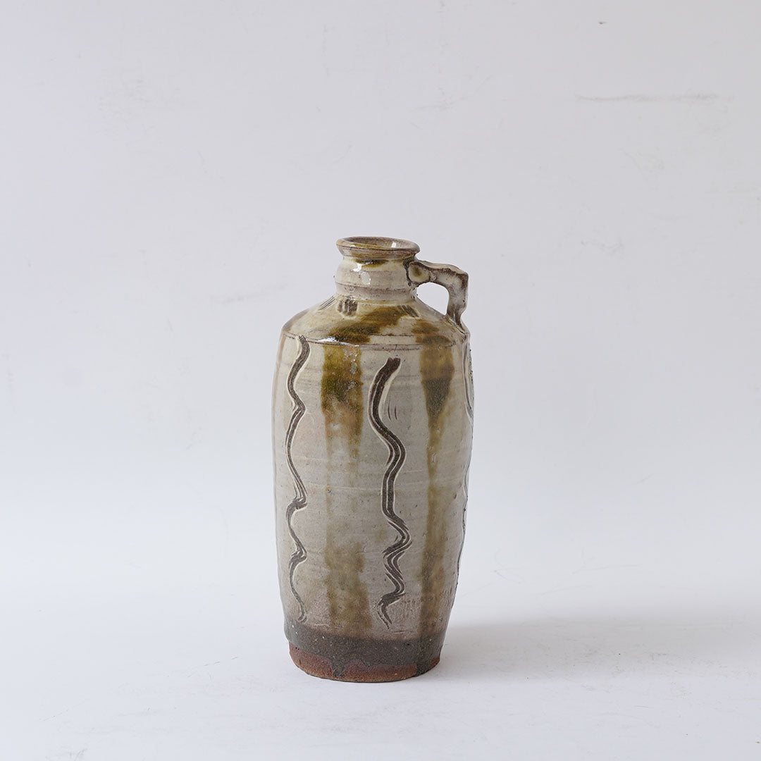 23-4 Shingo Oka Handled Vase with White Slip Glaze and Sgraffito Iron Glaze (with Wooden Box)