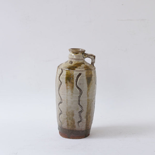 23-4 Shingo Oka White Slip Glaze Sgraffito Iron Glaze Handle Vase with Box