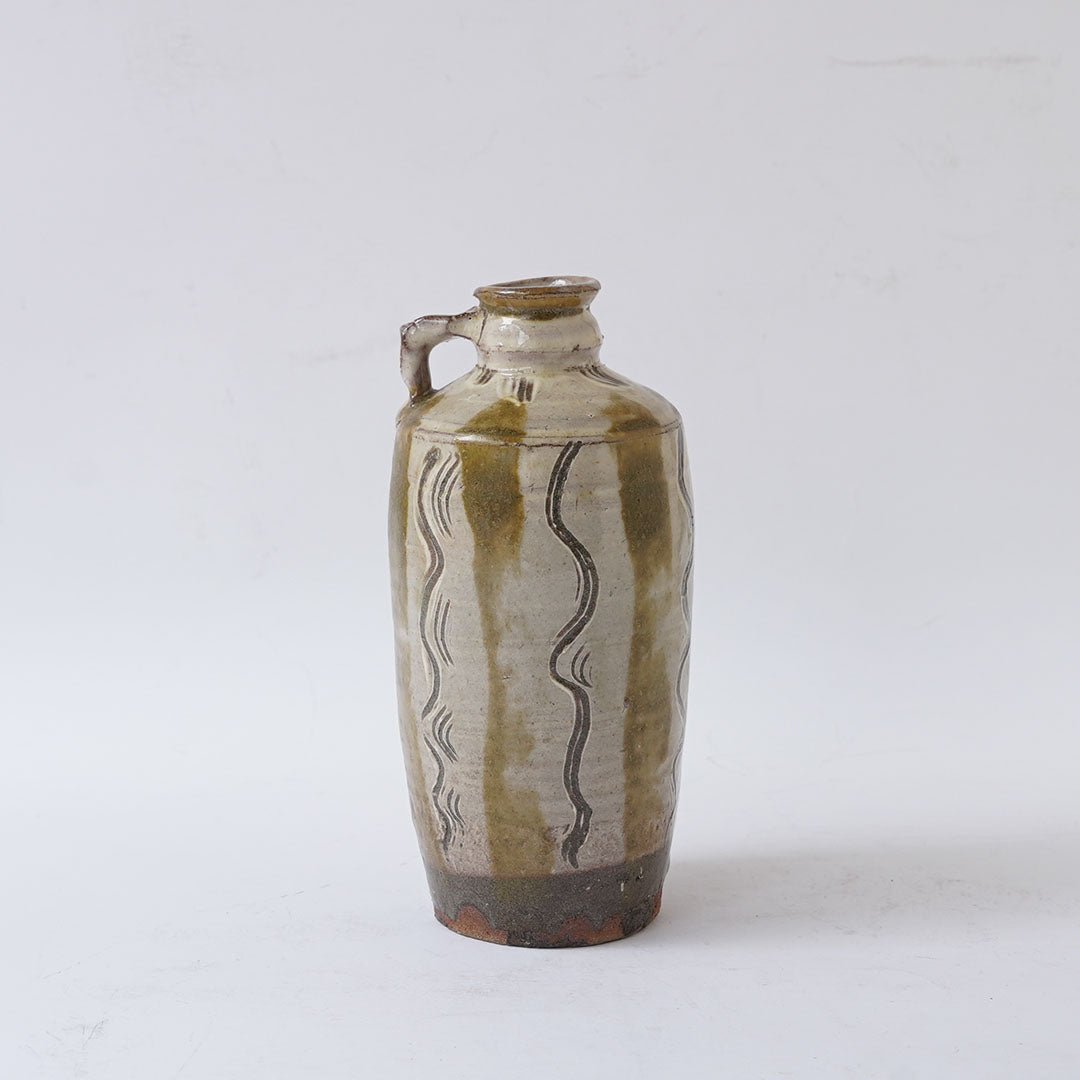 23-4 Shingo Oka Handled Vase with White Slip Glaze and Sgraffito Iron Glaze (with Wooden Box)