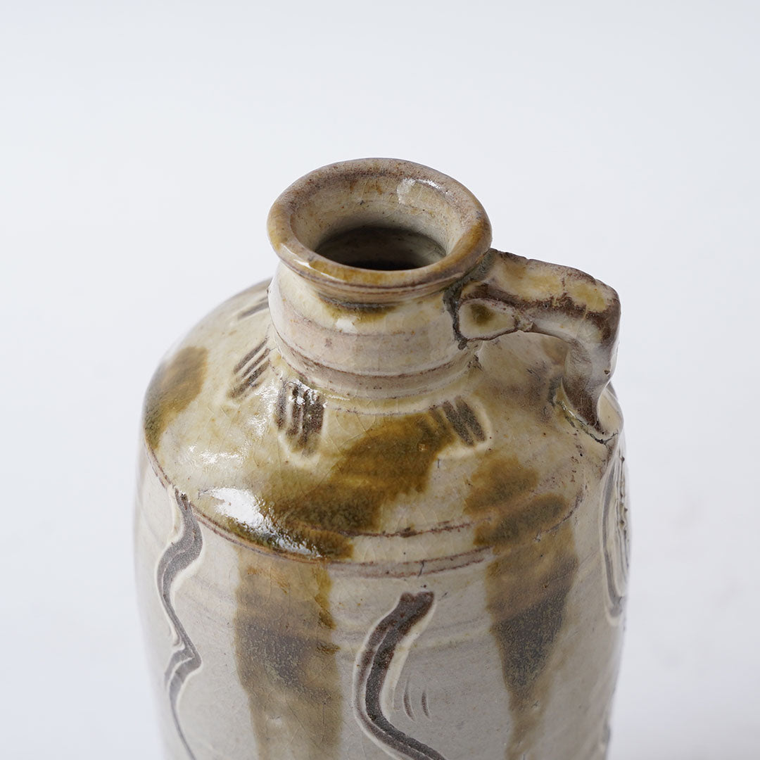 23-4 Shingo Oka Handled Vase with White Slip Glaze and Sgraffito Iron Glaze (with Wooden Box)