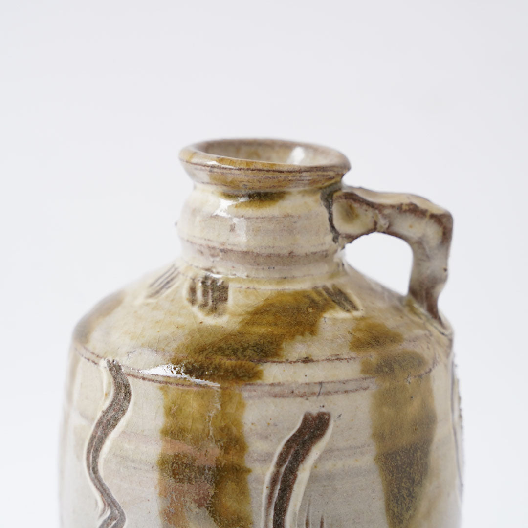 23-4 Shingo Oka Handled Vase with White Slip Glaze and Sgraffito Iron Glaze (with Wooden Box)