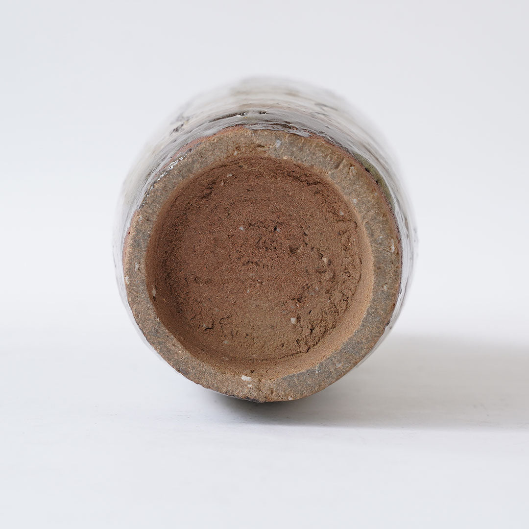 23-4 Shingo Oka Handled Vase with White Slip Glaze and Sgraffito Iron Glaze (with Wooden Box)