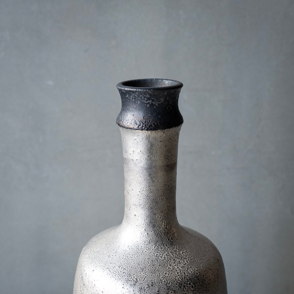 ○25-AF-41 花器（ボトル大）黒・ 銀 B – 雨晴/AMAHARE