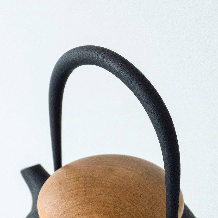 ◆Kukan Chuzo - Egg Cast Iron Teapot with Wooden Lid, Black (Small, with Gift Wrap)