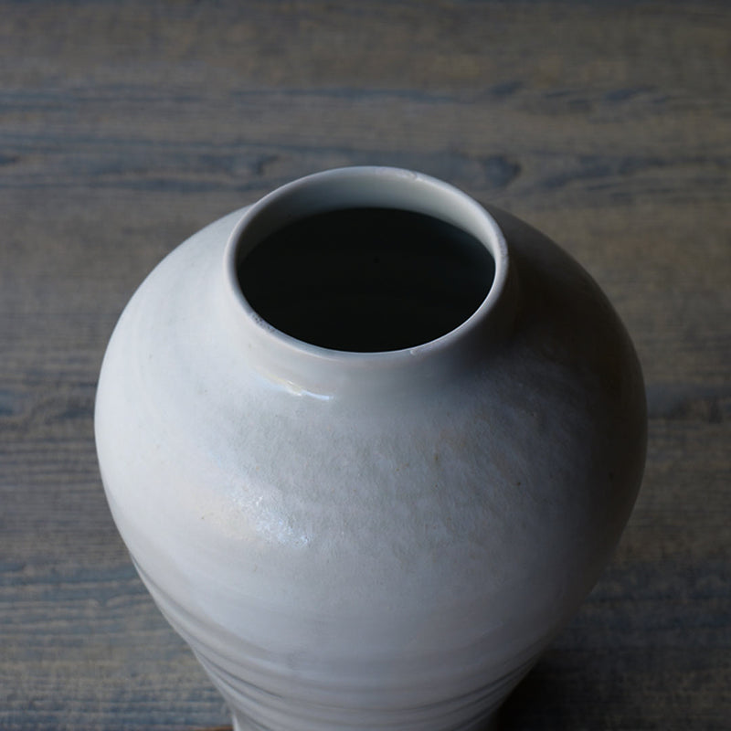 ●24-TS 71 Tomoko Sakai - White Glaze Lidded Vase