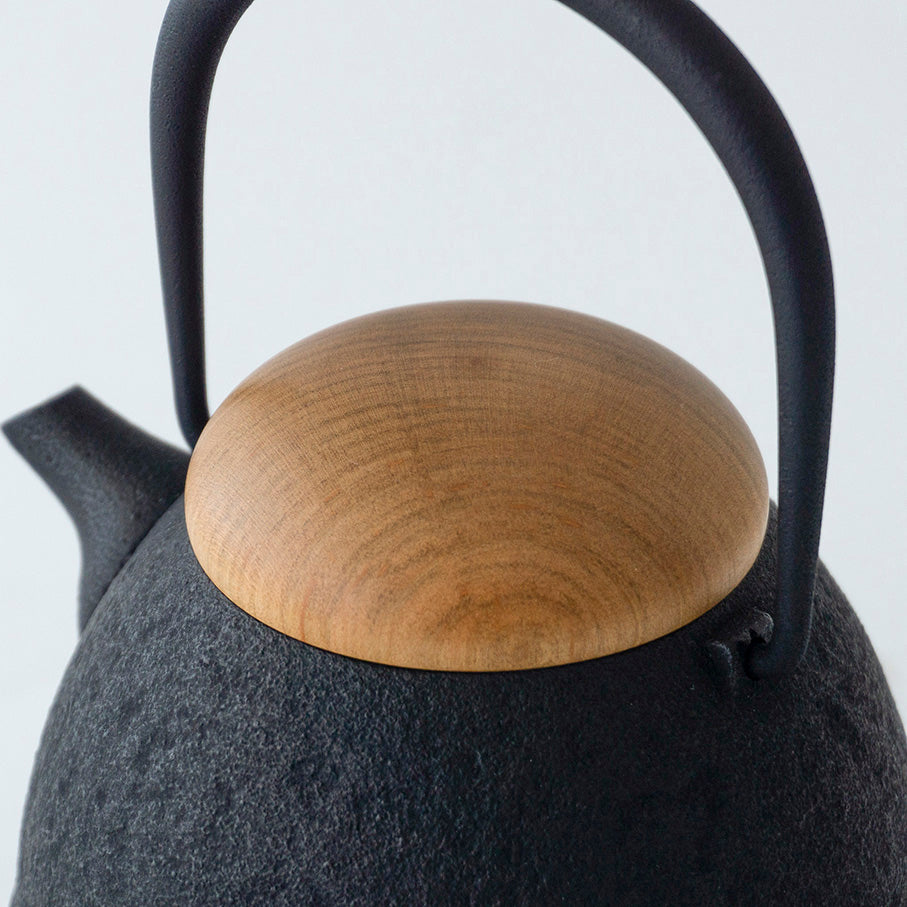 ◆Kukan Chuzo - Egg Cast Iron Teapot with Wooden Lid, Black (Small, with Gift Wrap)
